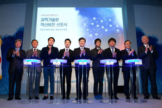 미래창조과학부, 한국과학기술원(KAIST), 대구경북과학기술원(DGIST), 광주과학기술원(GIST), 울산과학기술원(UNIST)은 1일 오전 서울 중구 그랜드앰배서더호텔에서 과학기술원 혁신비전을 선포했다. 문승현 GIST 총장(왼쪽부터), 강성모 KAIST 총장, 성재경 GIST 학생, 오승규 KAIST 학생, 최양희 미래부 장관, 안성진 DGIST 학생, 송우윤 UNIST 학생, 신성철 DGIST 총장, 정무영 UNIST 총장이 비전선포 세레모니를 마치고 기념촬영을 하고 있다. 미래부 제공